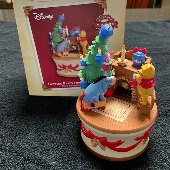 Disney Winnie the Pooh “Getting Ready For Christmas” Windup Music Magic & move - Picture 1 of 4